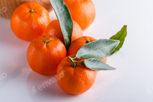 Vorschau: Saftige Mandarine auf weißem Acryl-Hintergrund
