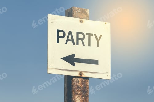 Visualização: Placa de
sinalização com palavras e setas de festa em fundo de céu claro. Sinal motivacional. Estilo vintage.