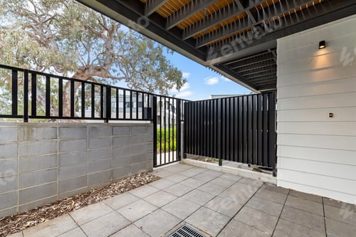 Preview: Empty And Unfurnished Brand New Apartment