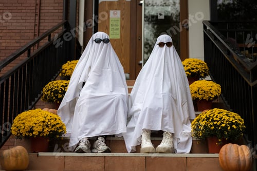 Preview: Popular Among Young People And Teenagers, The Trendy Entertainment Is To Dress In White Bedspreads