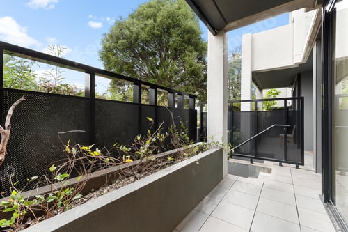 Preview: Empty And Unfurnished Brand New Apartment