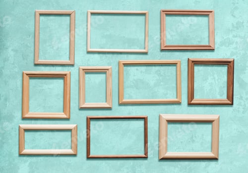 Vista previa: Viejos marcos de madera en pared azul