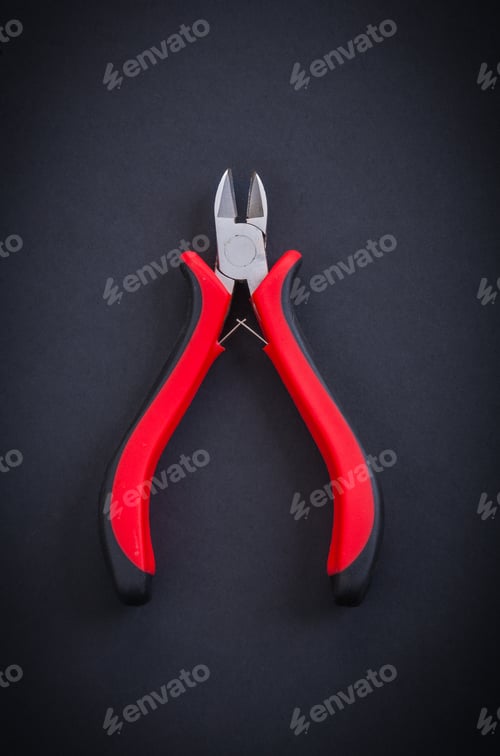 Preview: Little Nippers With Red Handles On Black Background