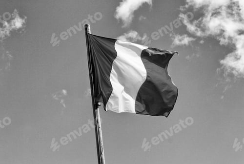 Preview: Italian Flag Waving In The Wind.