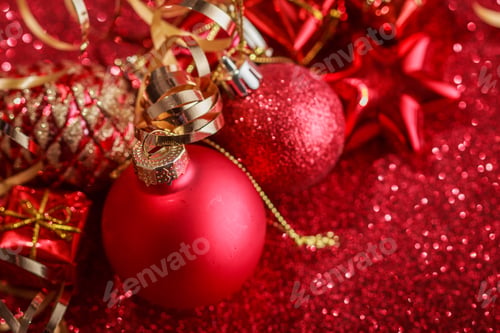 Vista previa: Composición navideña de juguetes de árbol de Navidad sobre un fondo rojo borroso