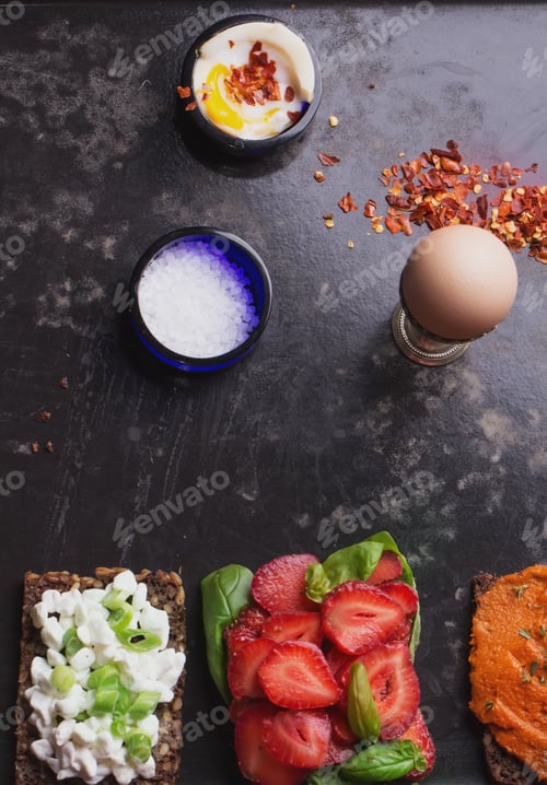 Preview: Open Sandwich: Cottage Cheese With Green Onion, Red Pesto From Bell Peppers With Thymian, Avocado