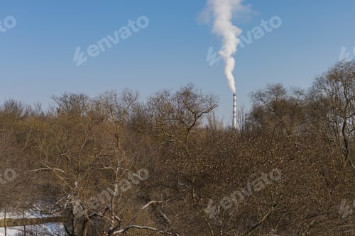 Vista previa: Vapor de la tubería de la sala de calderas. Tubo de calefacción en invierno frío.
Antecedentes