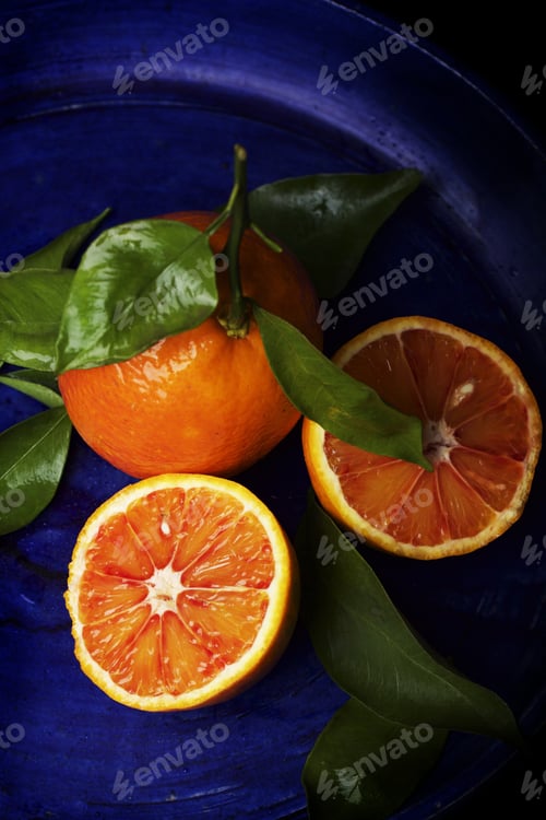 Preview: Sicilian Oranges On A Vintage Ceramic Plate, Sliced Half With Leaves