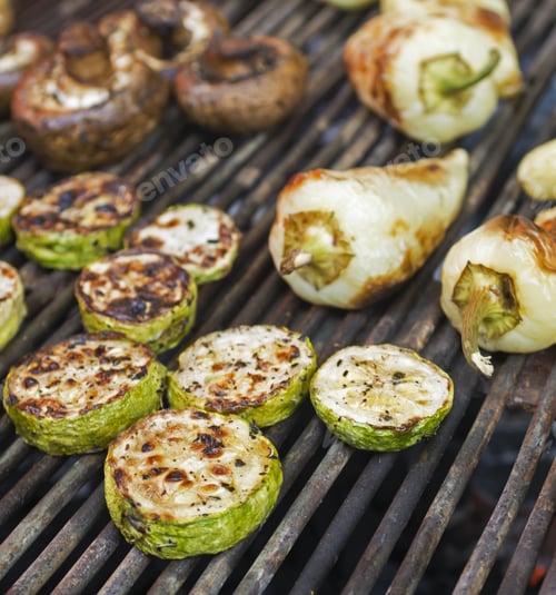 Vista previa: Vegetarian Barbecue, Fried On A Metal Grill. Zucchini, Mushrooms And Peppers Close-Up On A Picnic