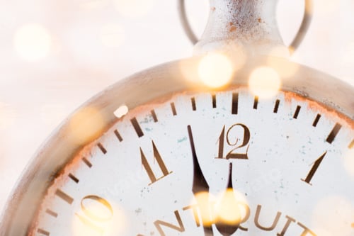 Aperçu: Fond abstrait avec feux d'artifice et horloge près de minuit. Noël et joyeux réveillon du Nouvel An