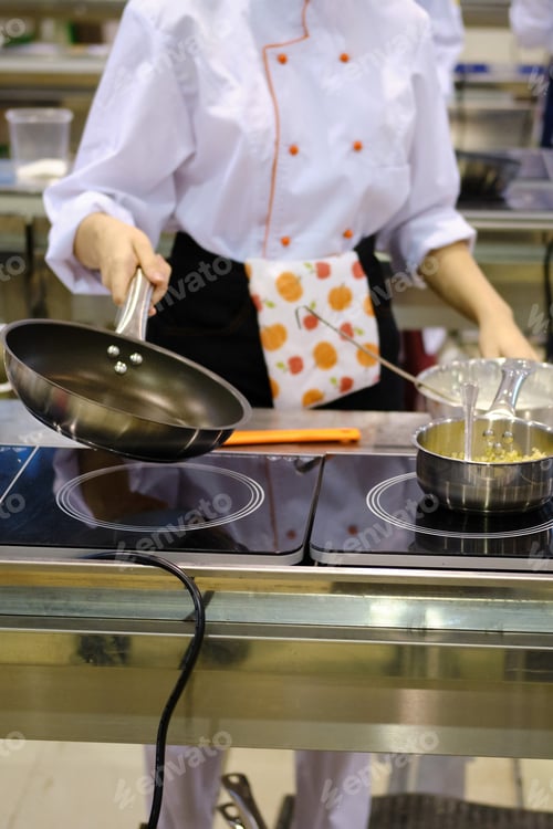 Preview: Woman Chef Roasts In A Frying Pan In The Hotel'S Public Kitchen