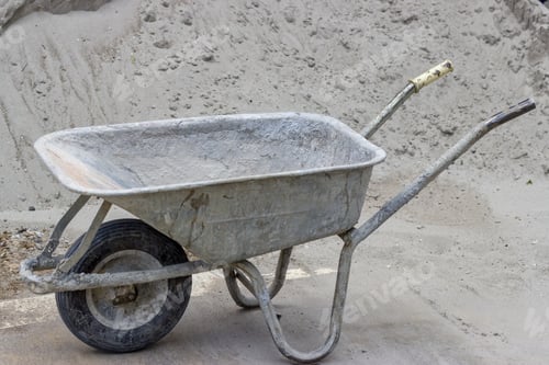 Vista previa: Clásica carretilla de hormigón, carretilla de cemento después del trabajo