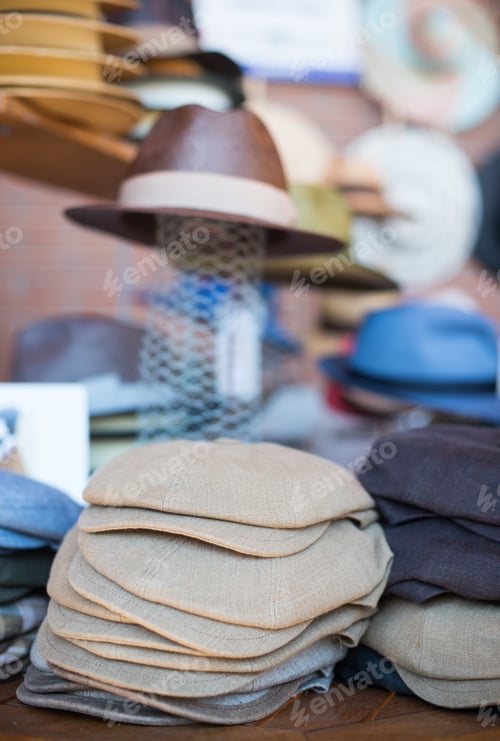 Vista previa: Market Stall Full Of Different Hats, Flat Cap Heap In Foreground