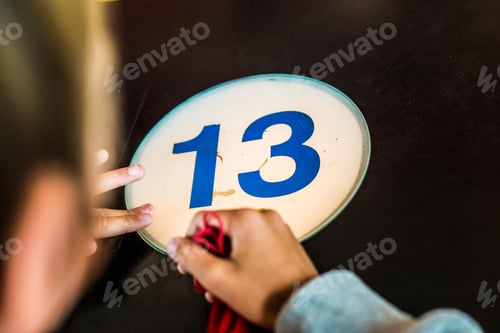 Visualização: Uma pessoa apostando no número 13.