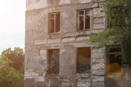 Vista previa: Vista postapocalíptica del edificio abandonado en ruinas. Fondo tonificado
.