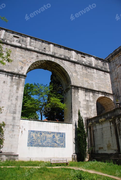 Preview: Beautiful Amoreiras Garden With Antique Portuguese Azulejos (Blue Sky)