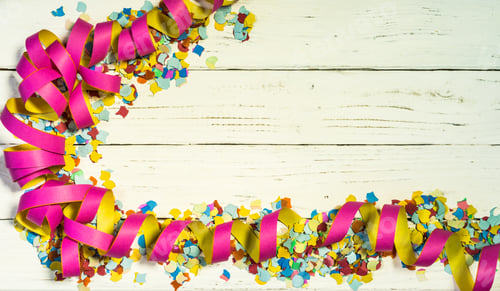 Visualização: Borda de festa, comemoração, aniversário ou carnaval com confetes coloridos e flâmulas em branco