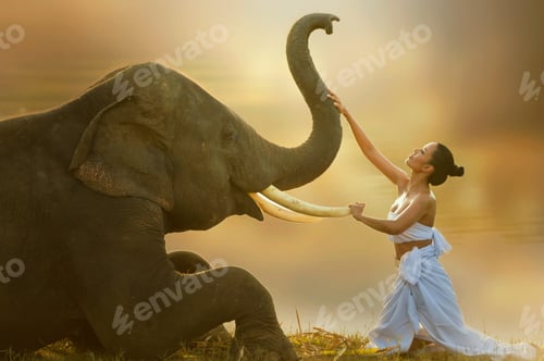 Visualização: Linda mulher e elefante com cultura tailandesa tradicional, estilo vintage