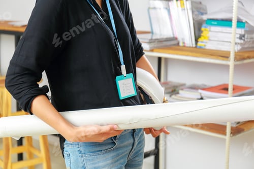 Preview: Female Engineers Are Reading The Plain In The Office.