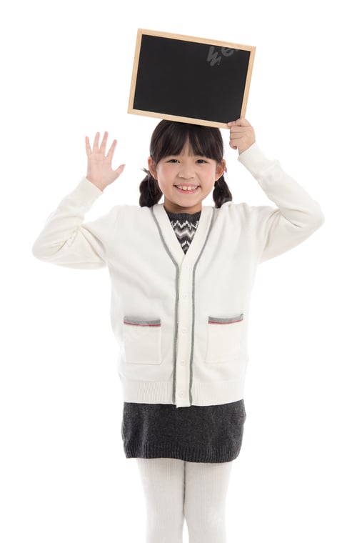Visualização: Linda garota asiática segurando quadro-negro em fundo branco isolado