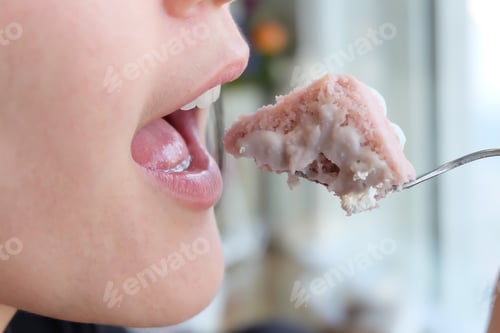 Preview: Women Eating Cake