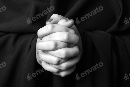 Vista previa: A Black And White Image Of A Womans Hands Clasped In Prayer.