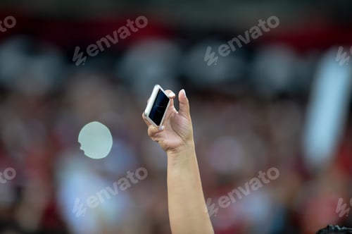 Preview: Mobile In The Hand Of Spectators