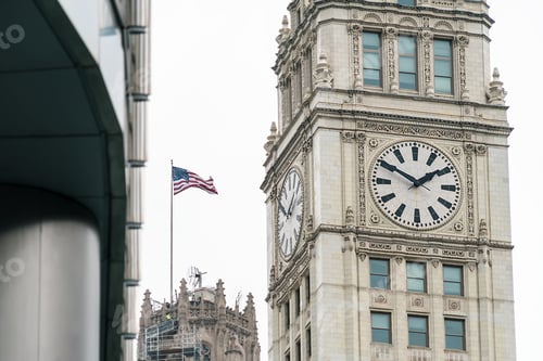 Vista previa: Clocktower In Downtown Chicago With American Flag