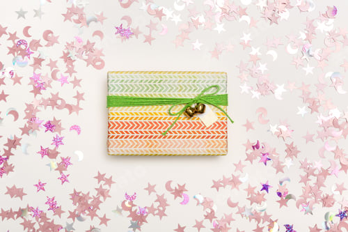 Preview: A Gift Box With Confetti On A White Background