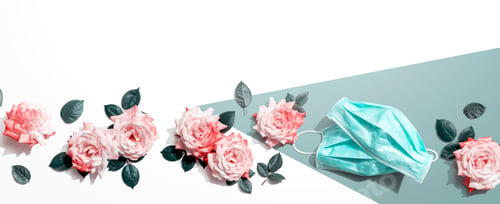 Preview: Face Masks With Pink Roses Overhead View - Flat Lay