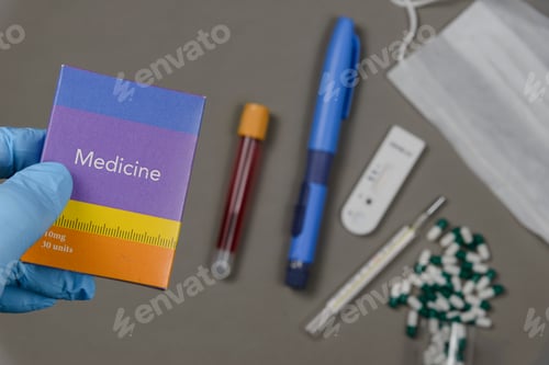 Visualização: Homens segurando uma caixa médica com objetos borrados no fundo