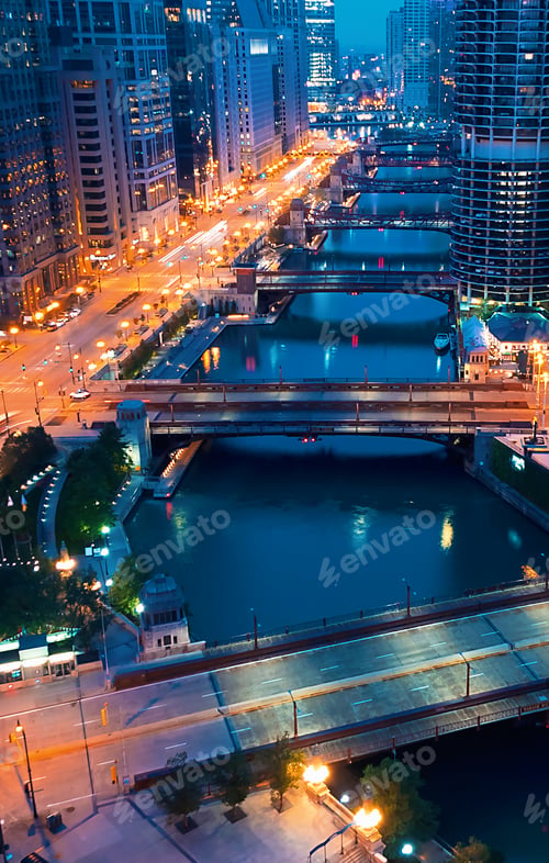 Preview: Chicago River With Boats And Traffic In Downtown Chicago At Dawn