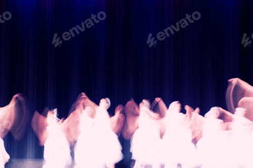 Visualização: Sete dançarinos em vestidos brancos se apresentam em um palco com uma cortina azul atrás deles.