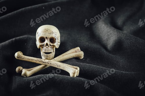 Preview: Model Human Skull With Crossed Bones On Black Cloth