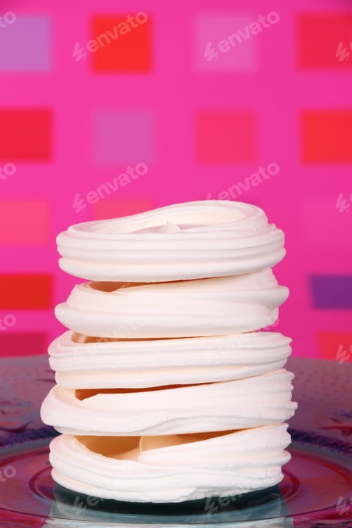 Preview: Meringue Case Or Shell On Blue Glass Plate