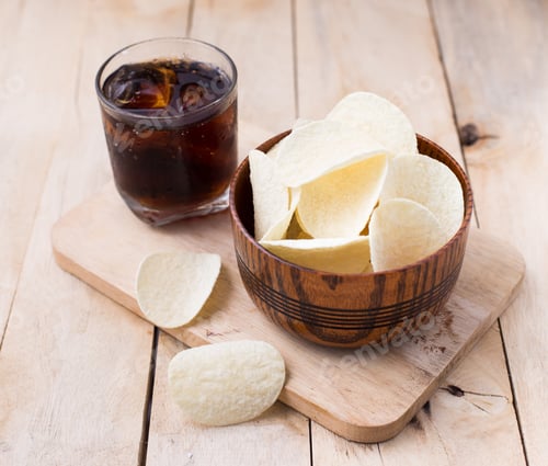Preview: Potato Chip In Wood Cup With Cola On Wooden Table