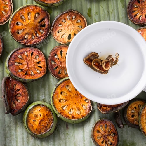 Preview: Dried Quince Slices With Cup On Banana Leaf