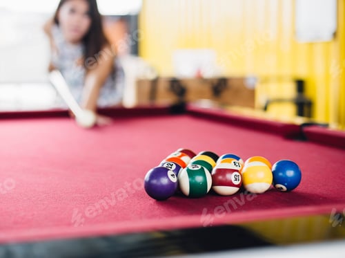 Preview: Girl Playing Snooker