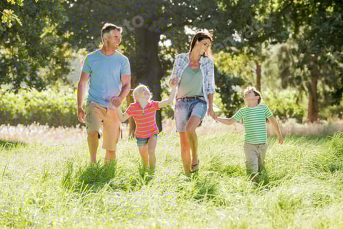 Visualização: Família desfrutando de uma caminhada na bela paisagem