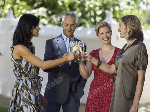 Visualização: Pessoas bebendo vinho.