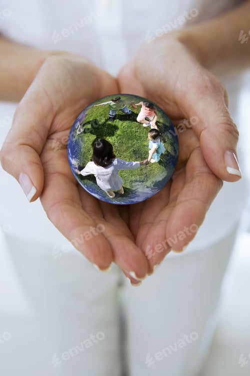 Visualização: Close Up Of Woman\ Xe4\ Xf3\ Xbbs Hands Cupping Crystal Ball Globe With Children