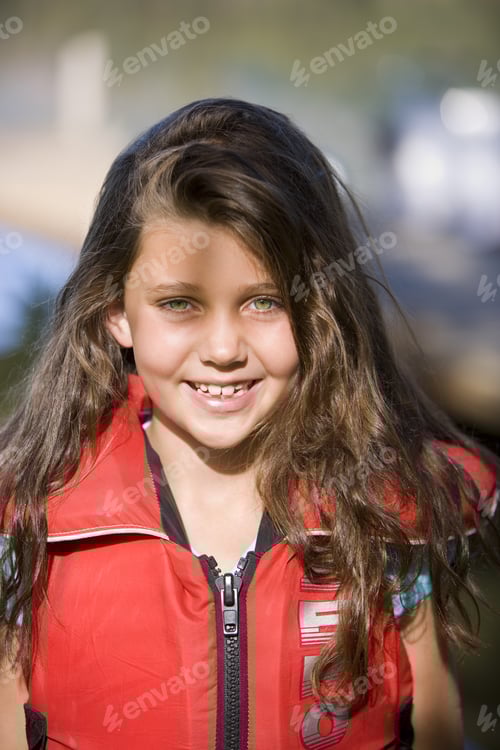 Visualização: Menina vestindo colete salva-vidas vermelho, sorrindo, de perto, vista frontal, retrato