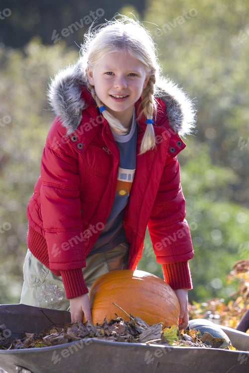 Visualização: Jovem garota de casaco colhendo abóbora de outono