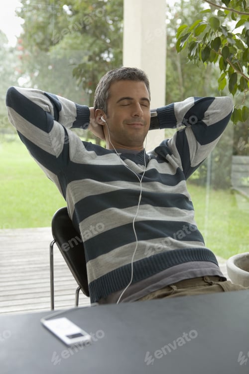 Visualização: Homem relaxando ouvindo o MP3 Player