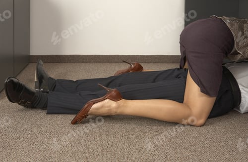 Vorschau: Tiefschnittansicht eines Geschäftsmannes und einer Geschäftsfrau, die in einem Büro flirten