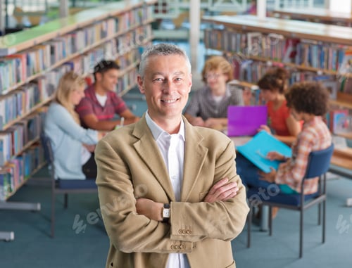 Visualização: Professor masculino do ensino médio na biblioteca com alunos sorrindo para a câmera