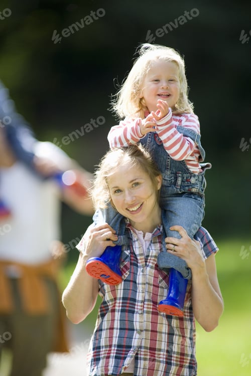 Preview: Mother With Daughter (18-21 Months) On Shoulders, Portrait