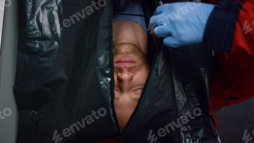 Preview: Top View Medical Worker Hands Closing Black Bag With Dead Man Inside. Closeup Paramedic In Gloves