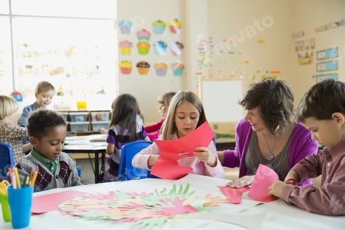 Vista previa: Teacher And Students Cutting Out Hand Tracings