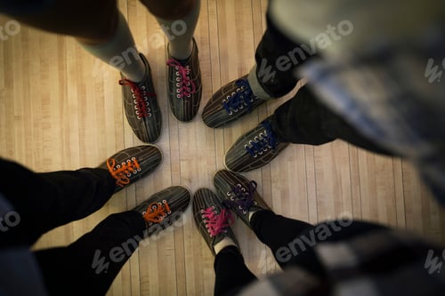 Vista previa: Overhead Friends In Bowling Shoes In A Circle